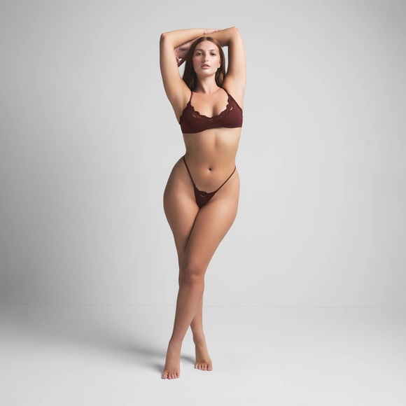 SKIMS *SET* FITS EVERYBODY LACE STRING THONG in ONYX & ONYX BLOOD - Picture 2 of 9